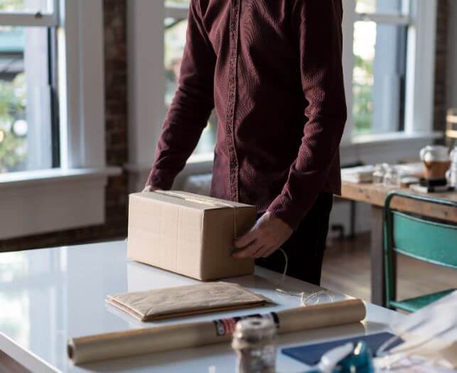gepacktes Paket auf dem Tisch